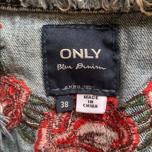 Denim vest with rose patches - Picture 2 of 11